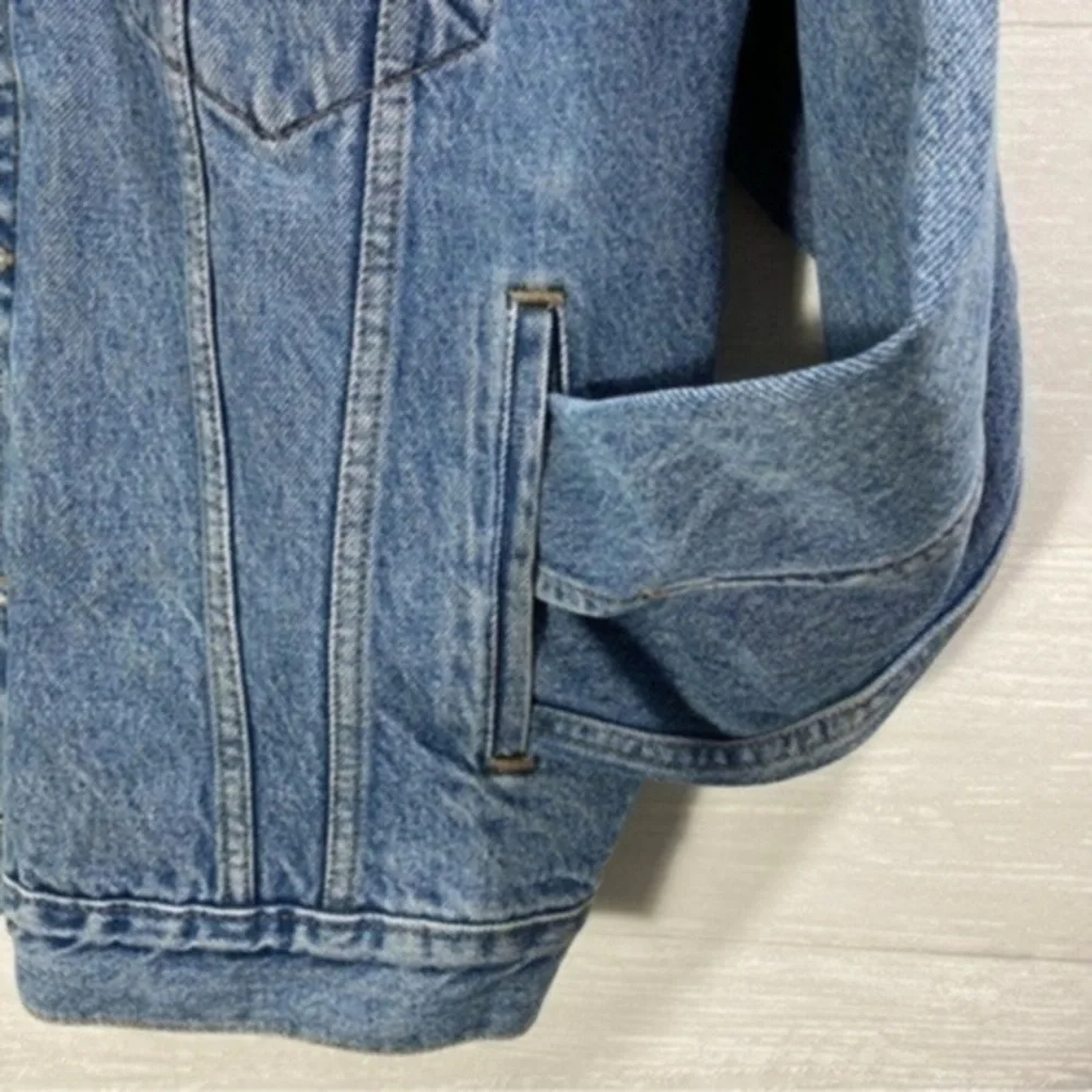 Vintage Levi’s Relaxed Fit Truckers denim Jacket Size L Color Blue